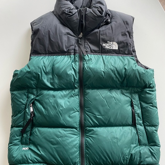 The North Face Women's Forest Green 700 Puffer vest. NWOT - Picture 2 of 4